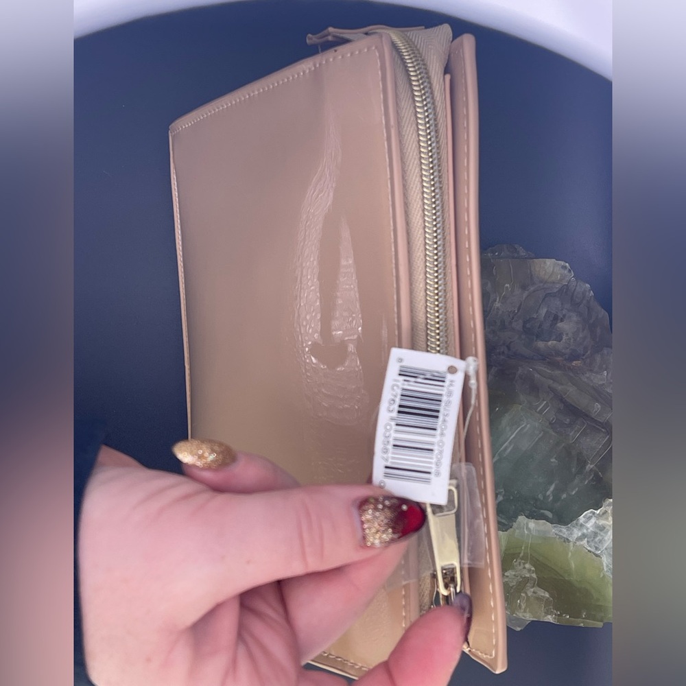 Marc Jacob’s Beige Patent Cosmetic bag or Clutch - Picture 3 of 5